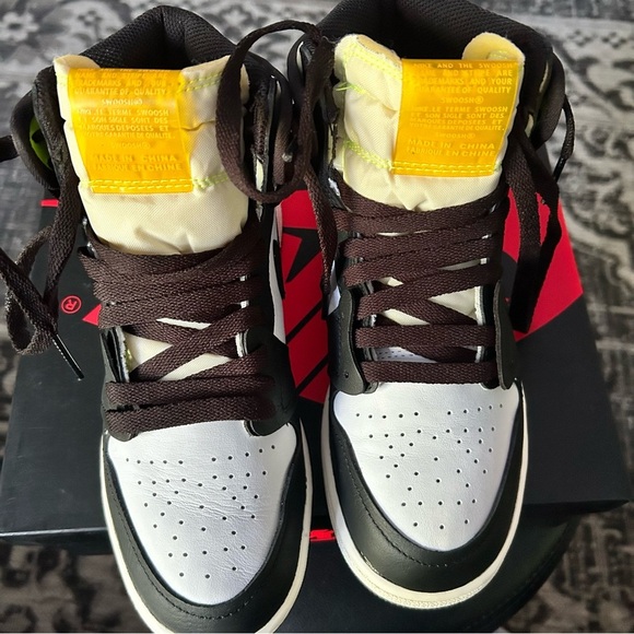 Jordan 1 Retro High OG "VOLT GOLD" | 4.5Y (GS) | blk wht gold yellow | Like New - Picture 5 of 12